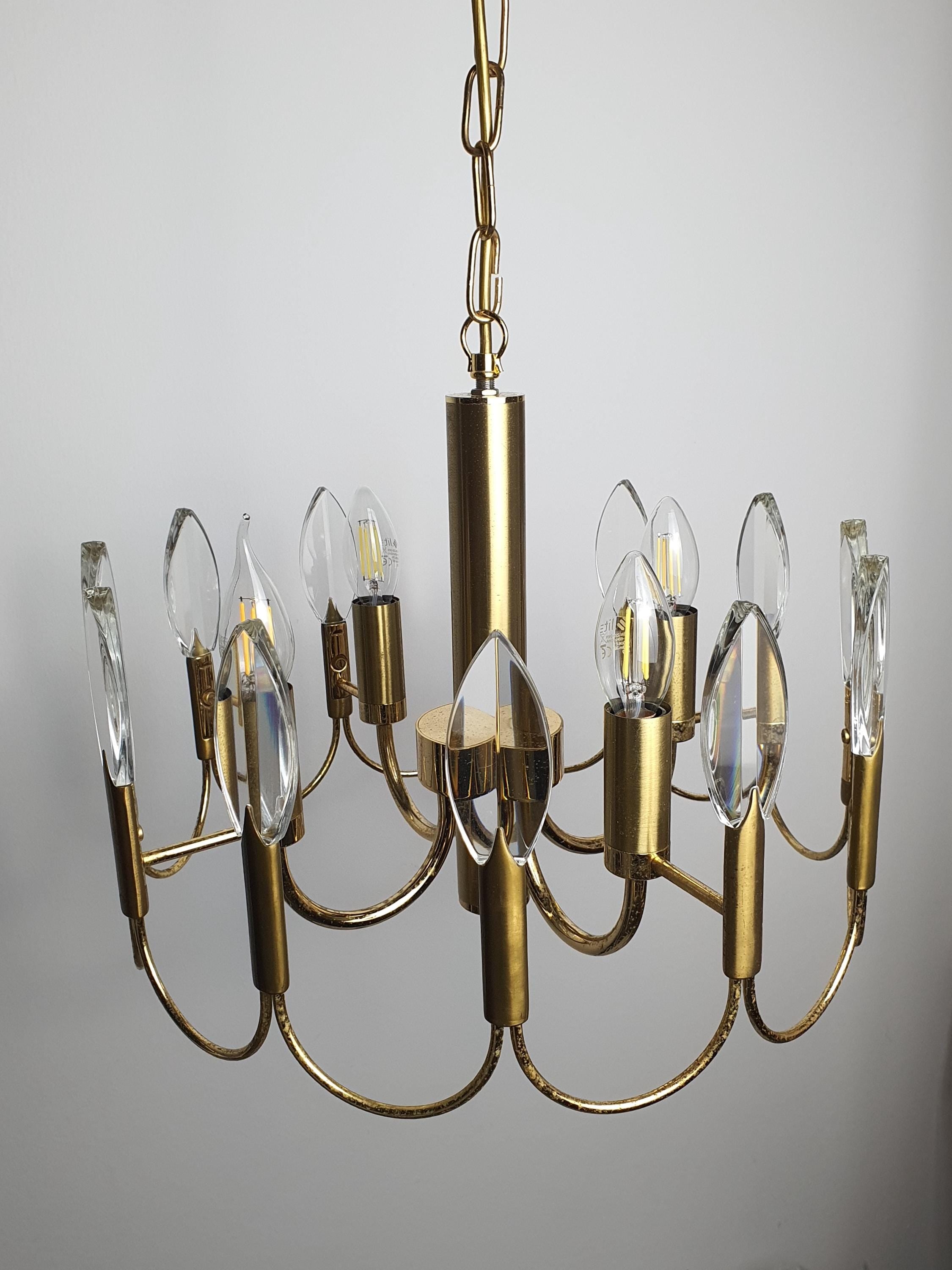 Vintage Sciolari-style brass lustre allumé, dazzling crystal reflections, warm doréen glow, salle à manger Hollywood Regency