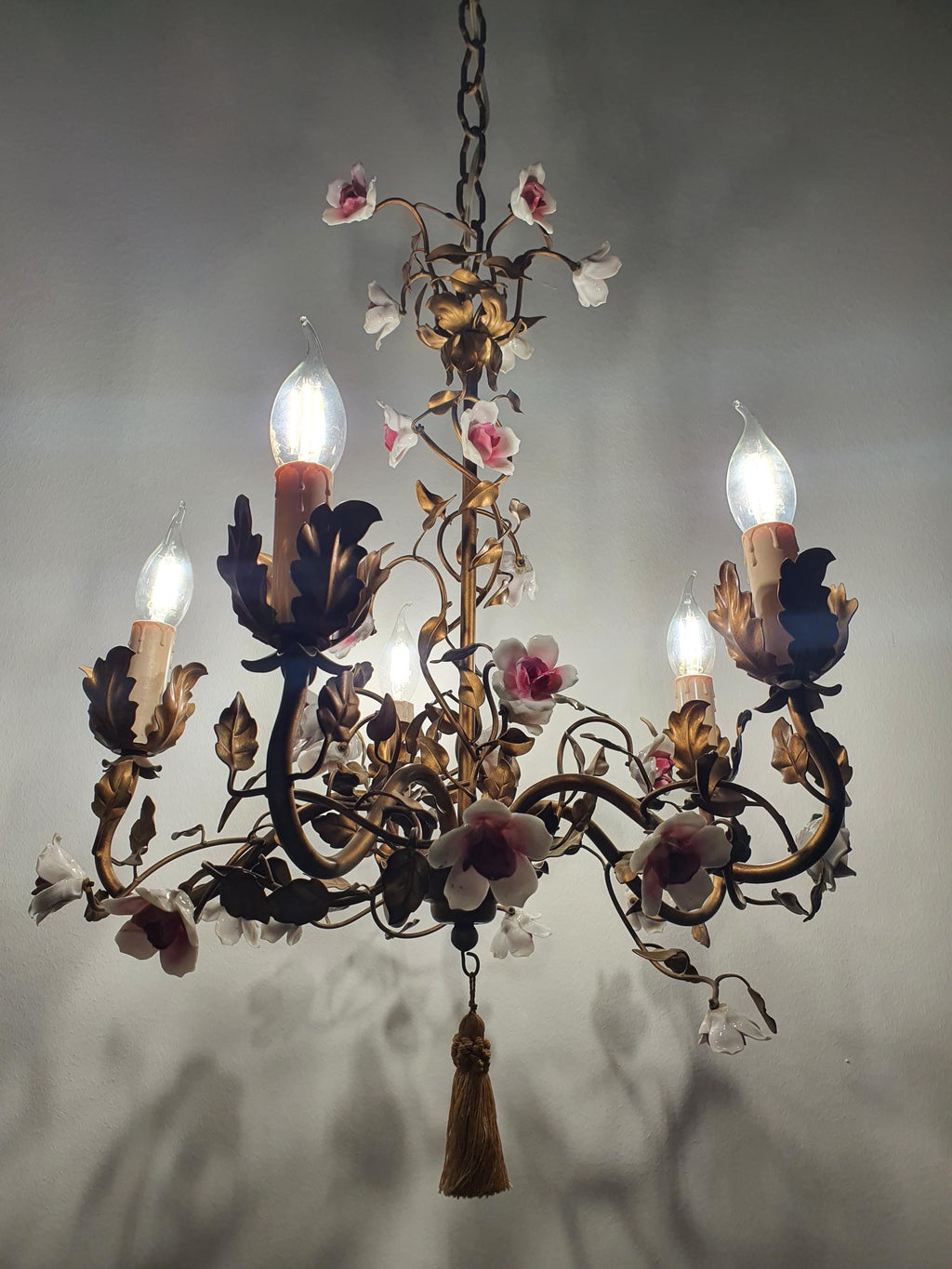 Vintage 1970s Vanotti chandelier with porcelain flowers and five light points
