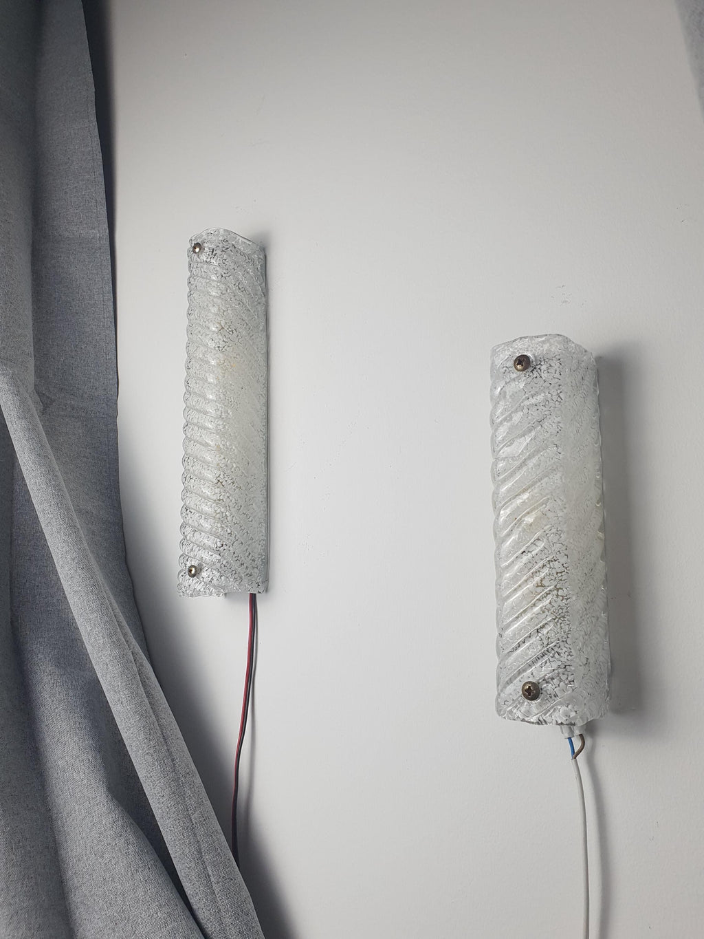 Set of 2 Murano glass ribbed sconces unlit, showing icy clear crystalline texture and white inclusion detail