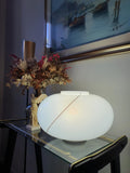 Midcentury-Schreibtischlampe aus Muranoglas, italienisches MCM-Nachttischlicht, weiße Kugel, 1950er