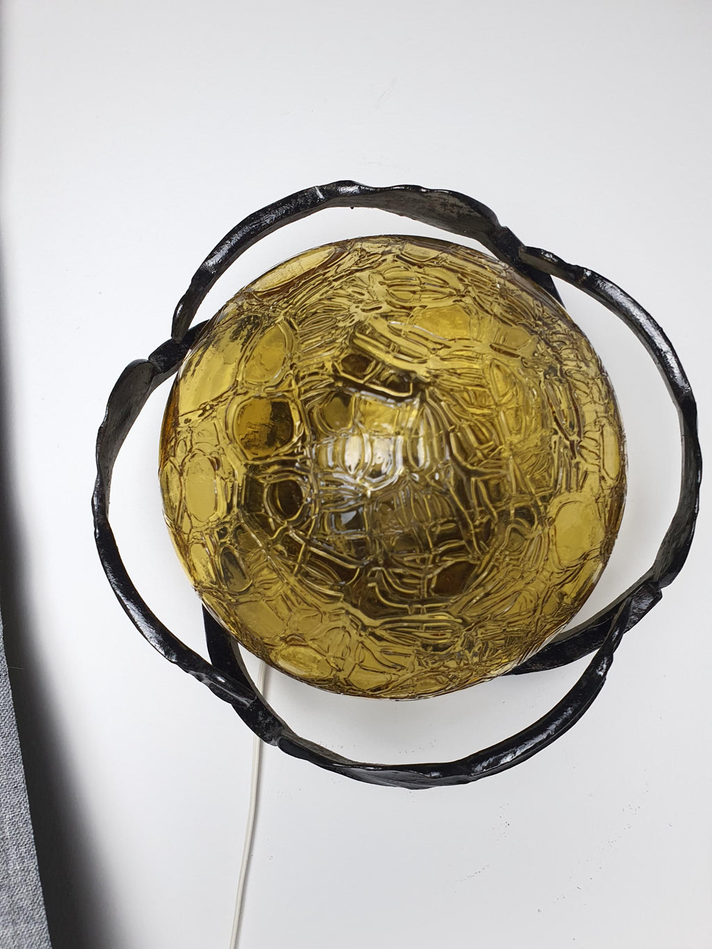 Vintage 1970s Brutalist wrought iron wall sconce large, sculptural leaf and branch iron frame, honey amber textured glass, E27