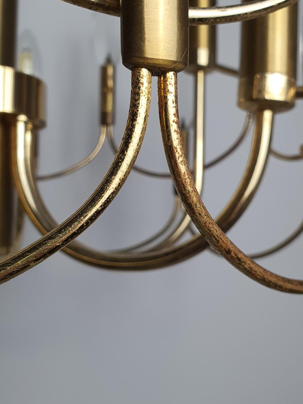 Underside view of Sciolari-attributed 6-arm chandelier, six E14 sockets, brass structure, crystal drop canopy