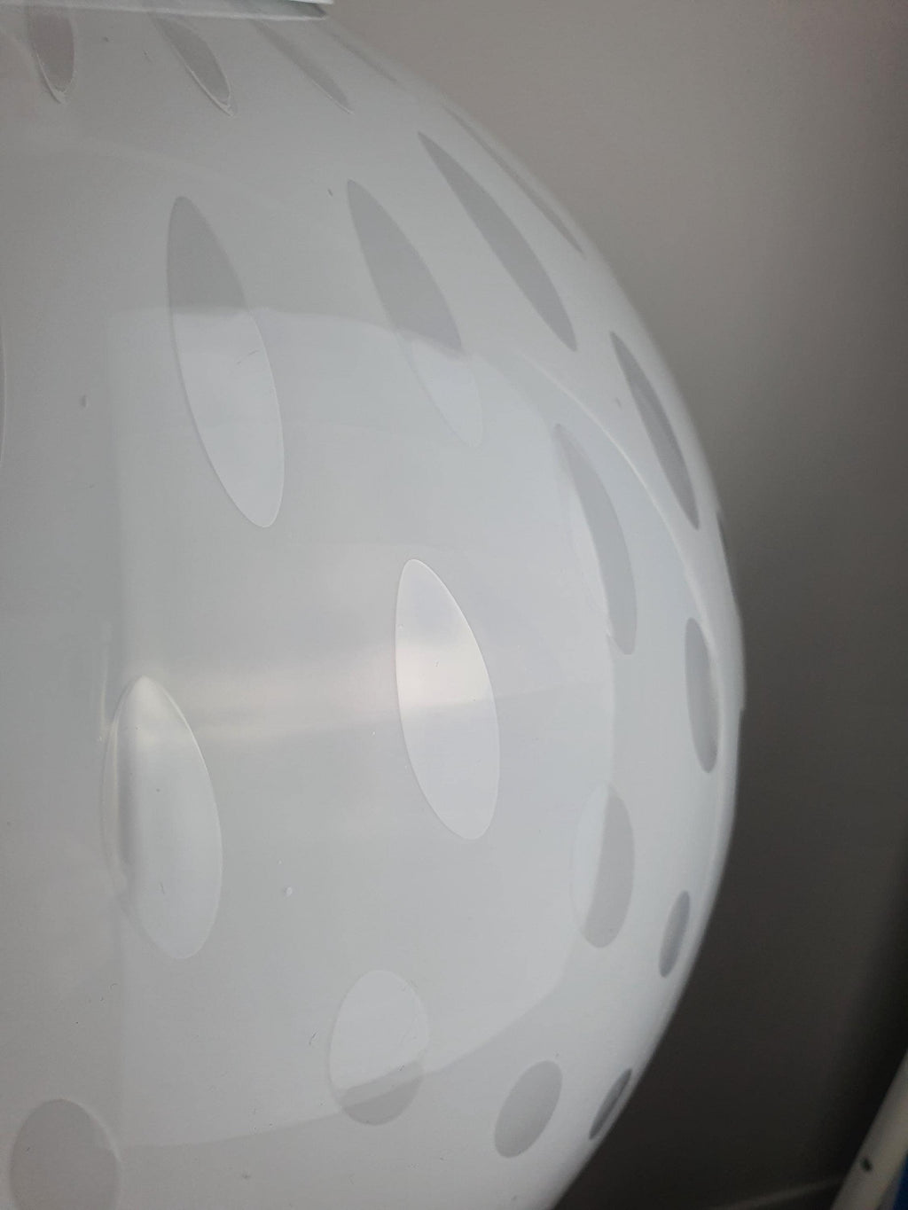 Подвесной светильник шар из муранского стекла белого цвета с пузырьками