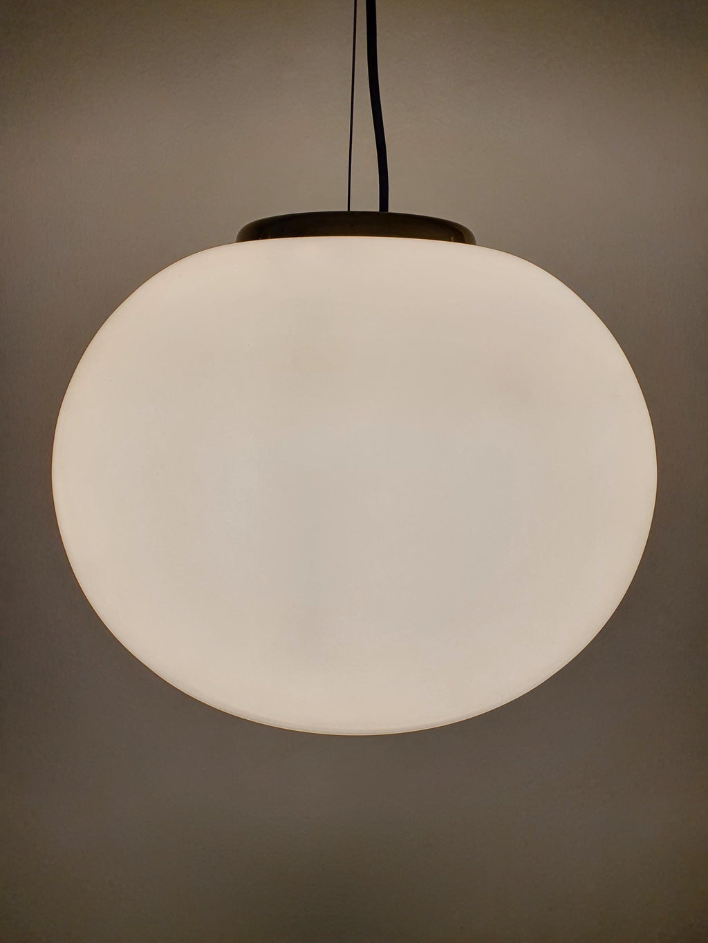 Подвесной светильник с матовым стеклянным шаром в латунной оправе, средний век