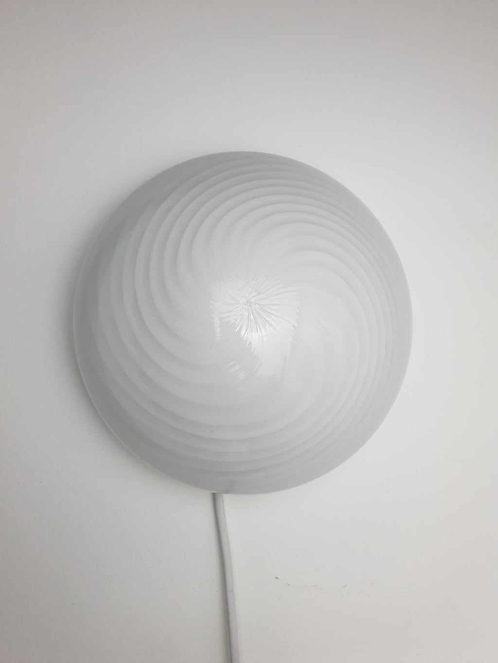 Plafonnier en verre de Murano éteint, montrant la texture du verre et la fixation métallique