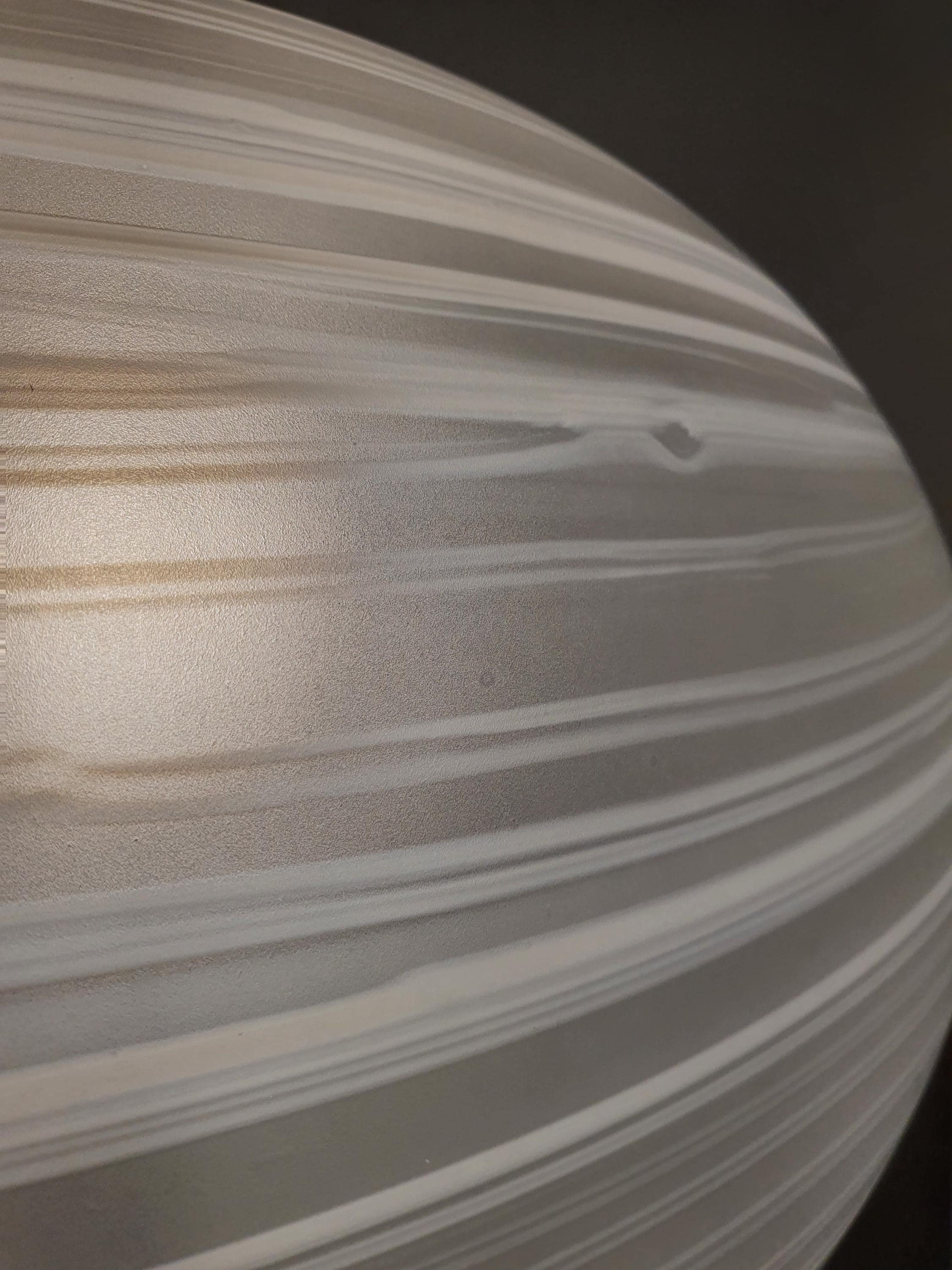 Большой подвесной светильник из матового муранского стекла белый шар со спиральным узором