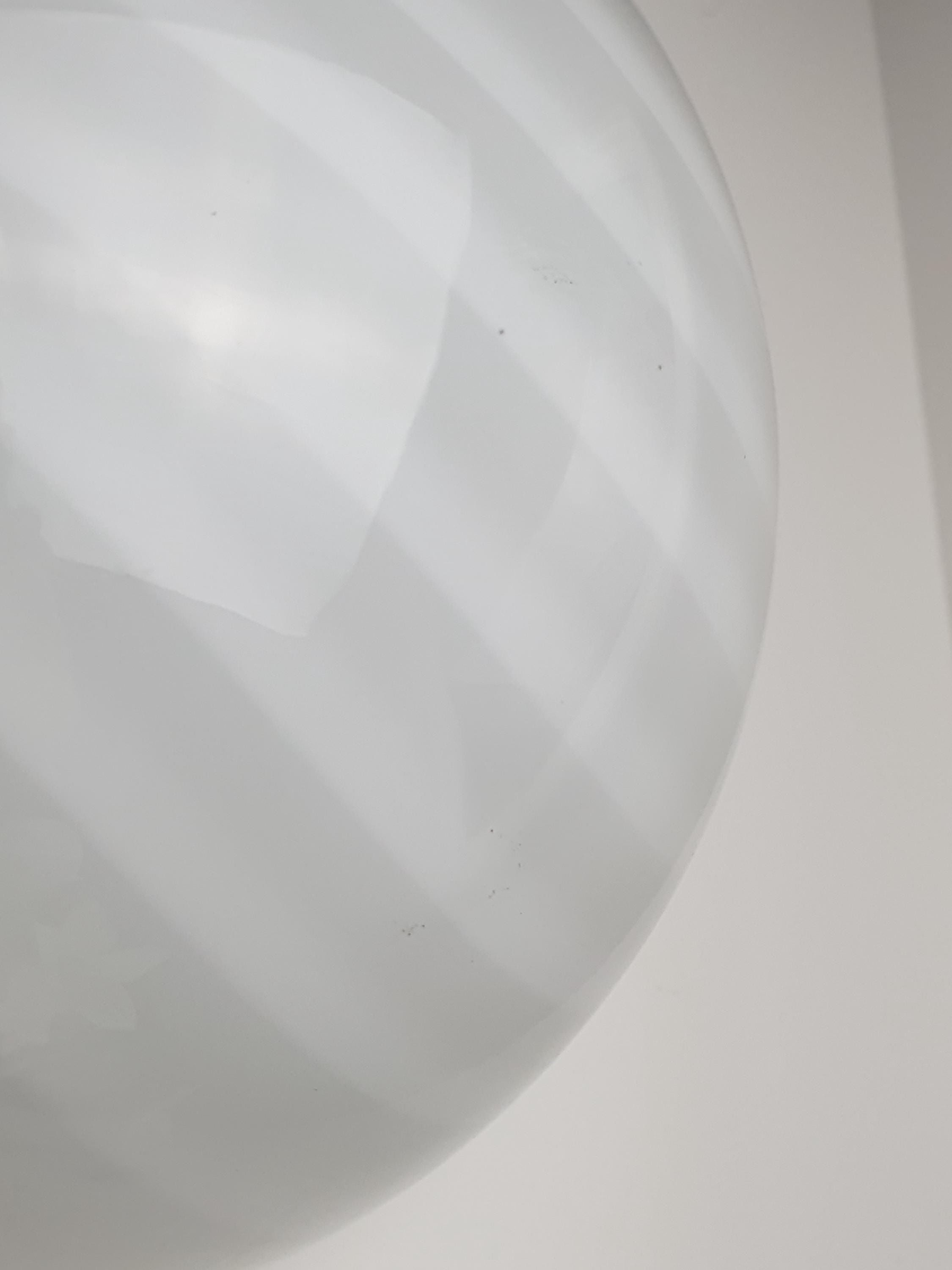 Détail fixation ton laiton et bord du verre, plafonnier vintage en verre de Murano, signes de patine liés à l'âge