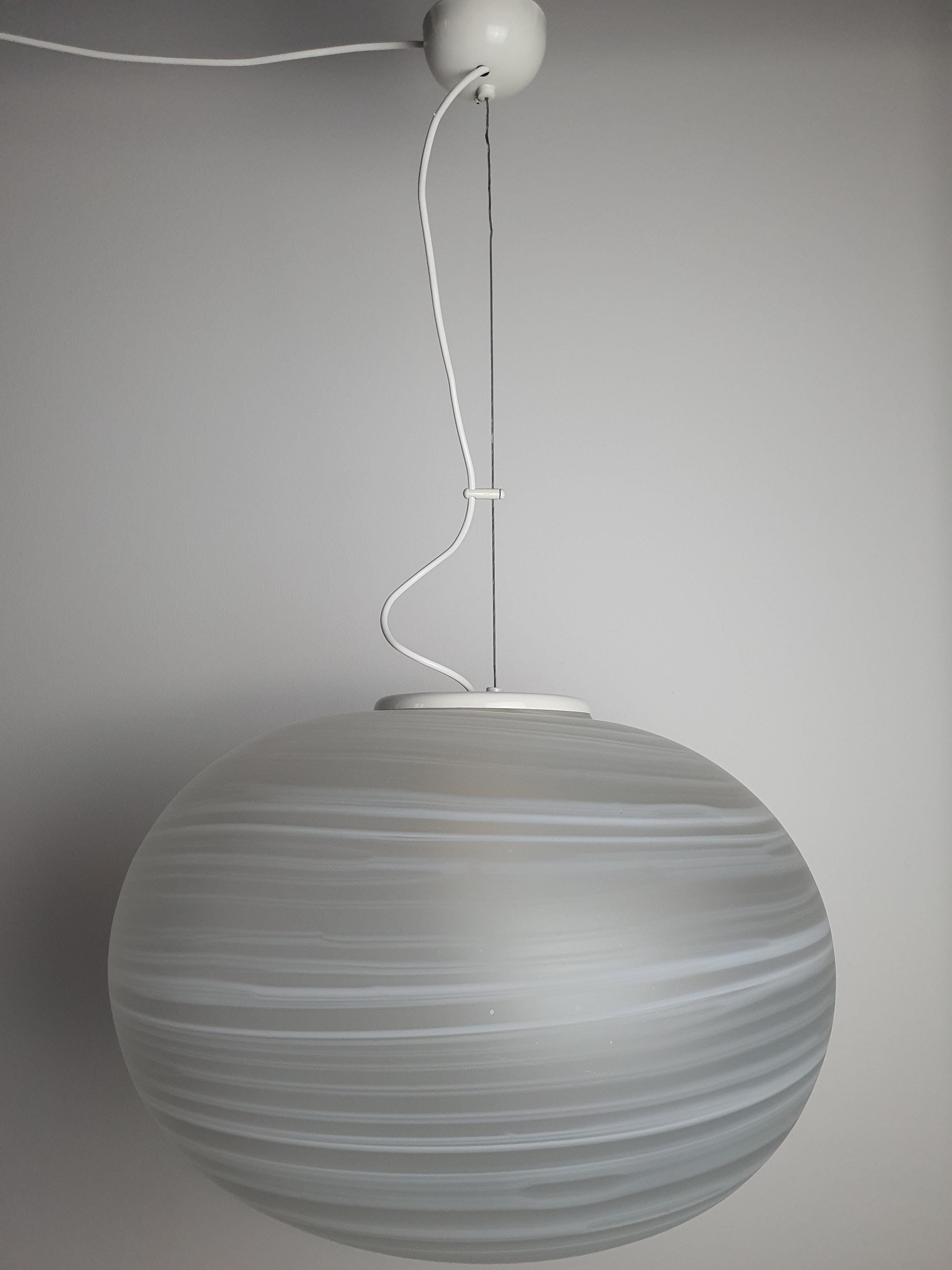 Большой подвесной светильник из матового муранского стекла белый шар со спиральным узором