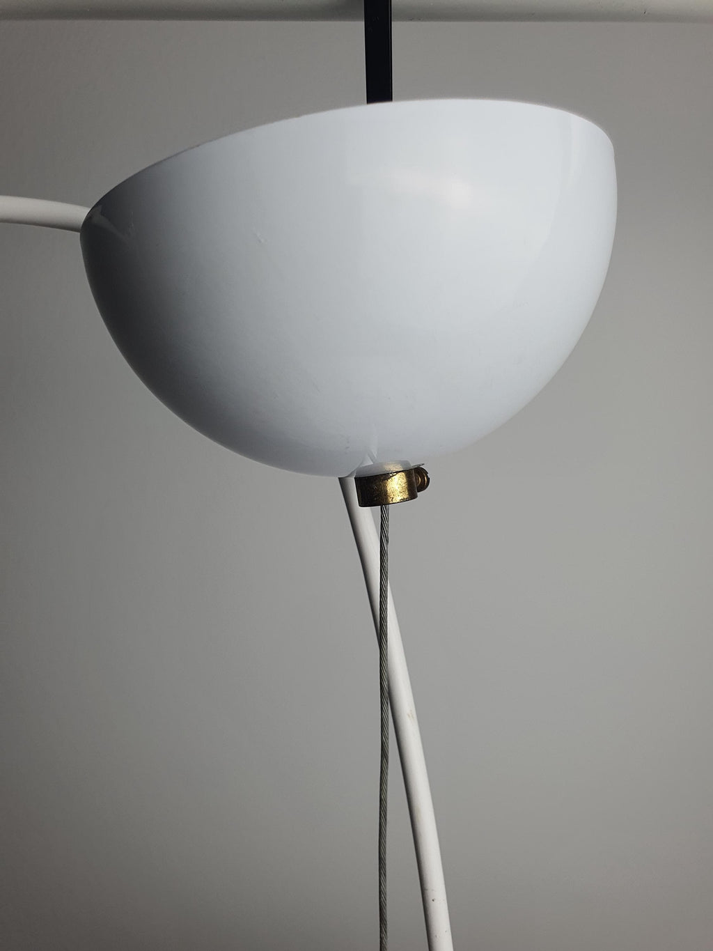 Подвесной светильник из муранского стекла белый шар с волнистым узором в скандинавском минимализме