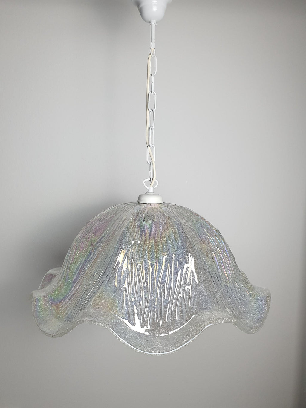 Murano glass Fazzoletto tulip pendant side profile, flowing organic edges, iridescent exterior, white ceiling canopy