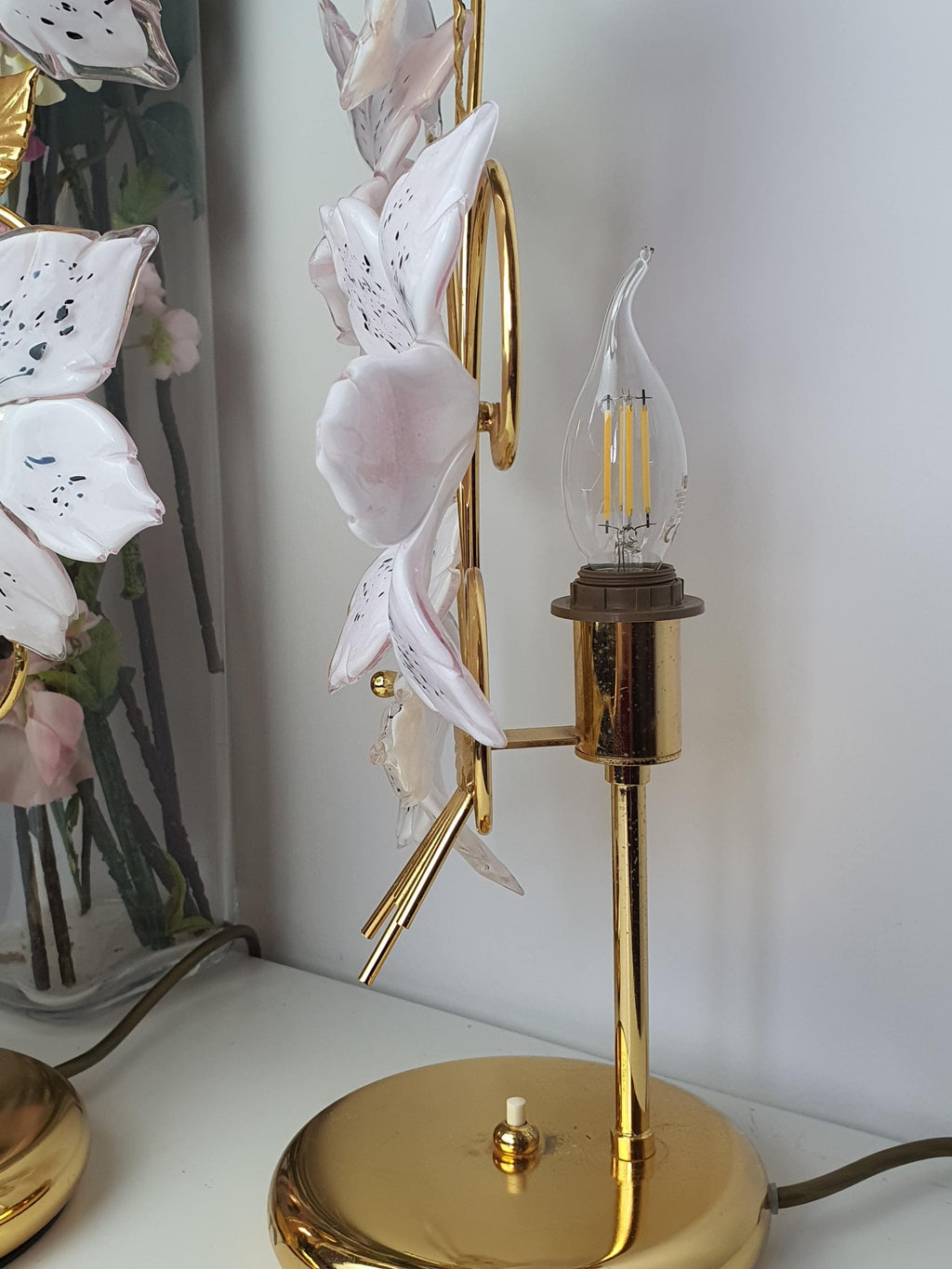 On-off switch integrated into the floral table lamp’s base
