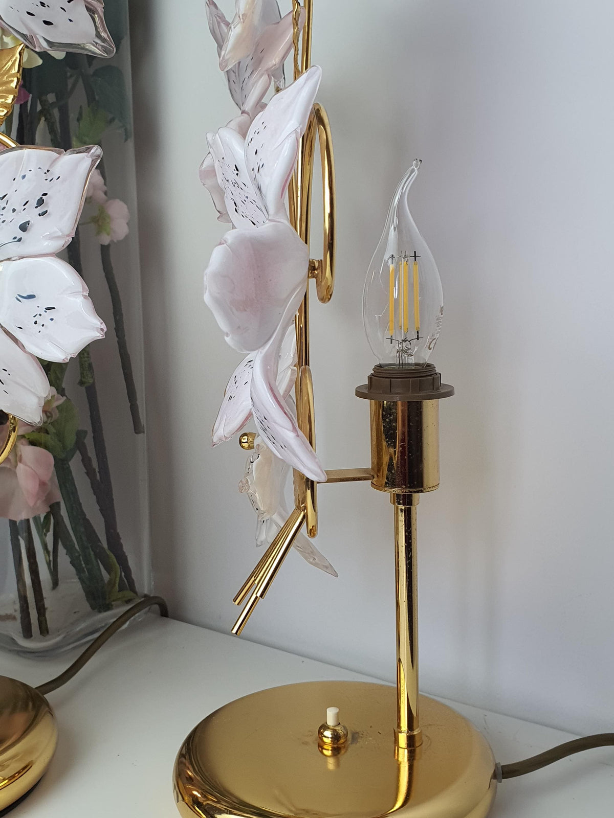 On-off switch integrated into the floral table lamp’s base

