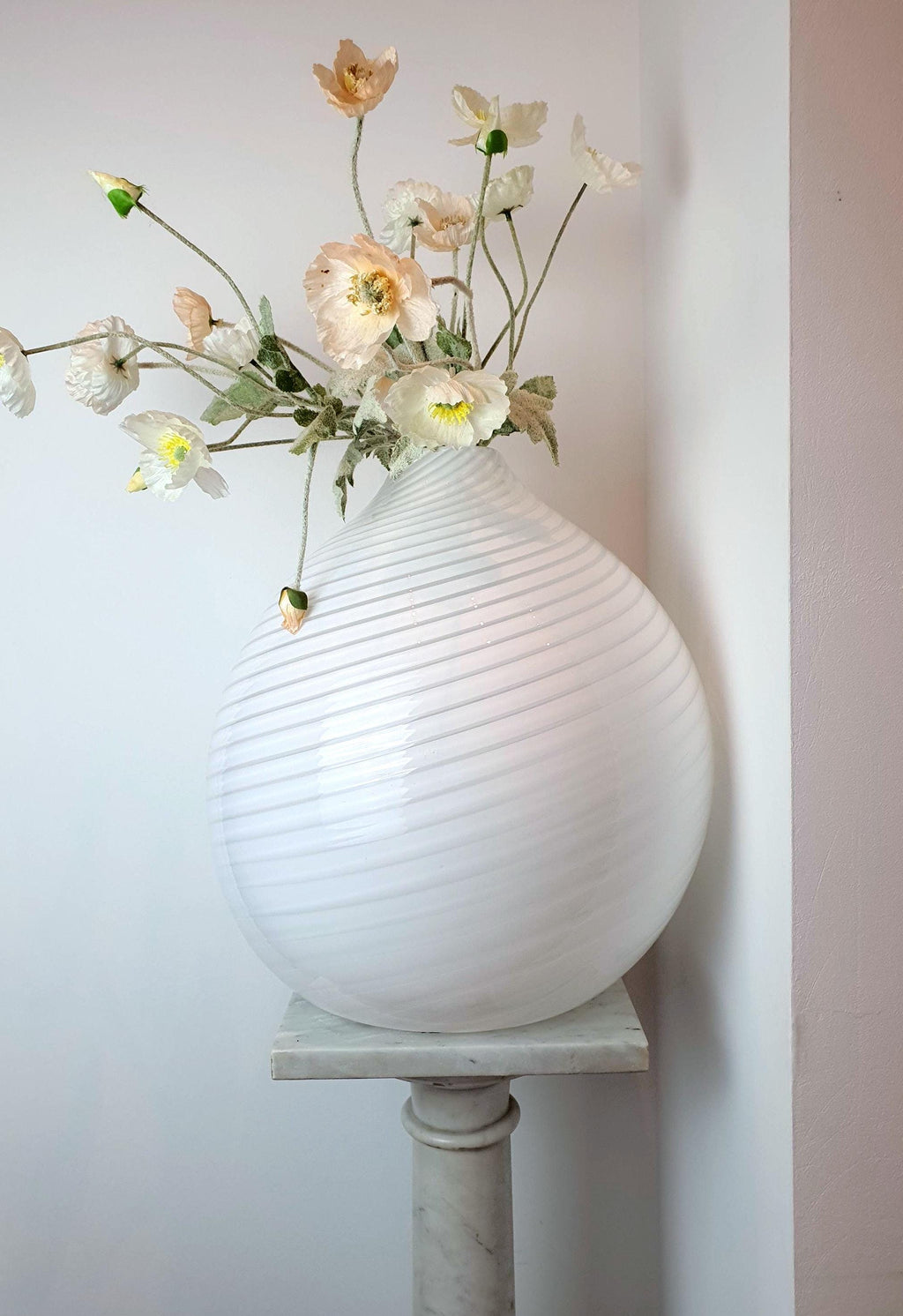 Große Vintage-Muranoglas weißer Wirbel Vase — Italienisch Midcentury minimalistisch decor, handgefertigt collectible centerpiece.