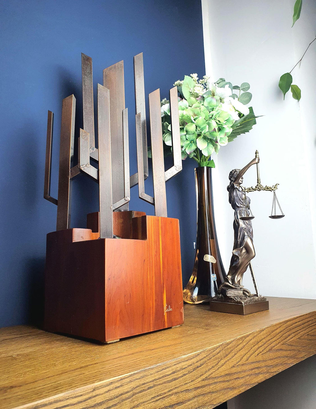Signed Carlo vintage Brutalist table lamp, solid wood cube base with sculptural vertical metal elements, cactus silhouette, Italy 1970s