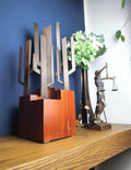 Signed Carlo Vintage Brutalist Tischlampe, solid wood cube base mit sculptural vertical metal Elemente, cactus silhouette, Italy 1970er