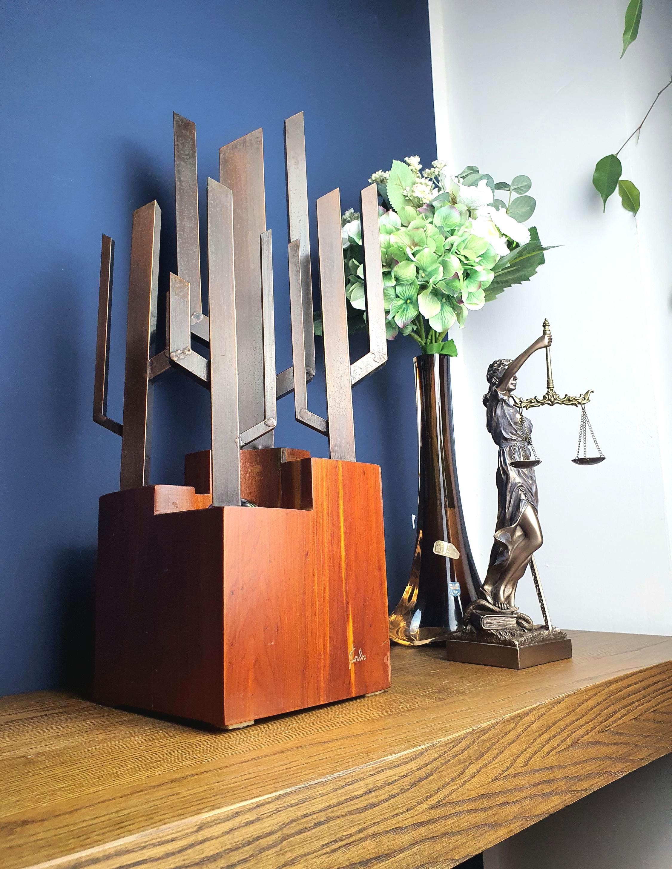 Signed Carlo vintage Brutalist table lamp, solid wood cube base with sculptural vertical metal elements, cactus silhouette, Italy 1970s