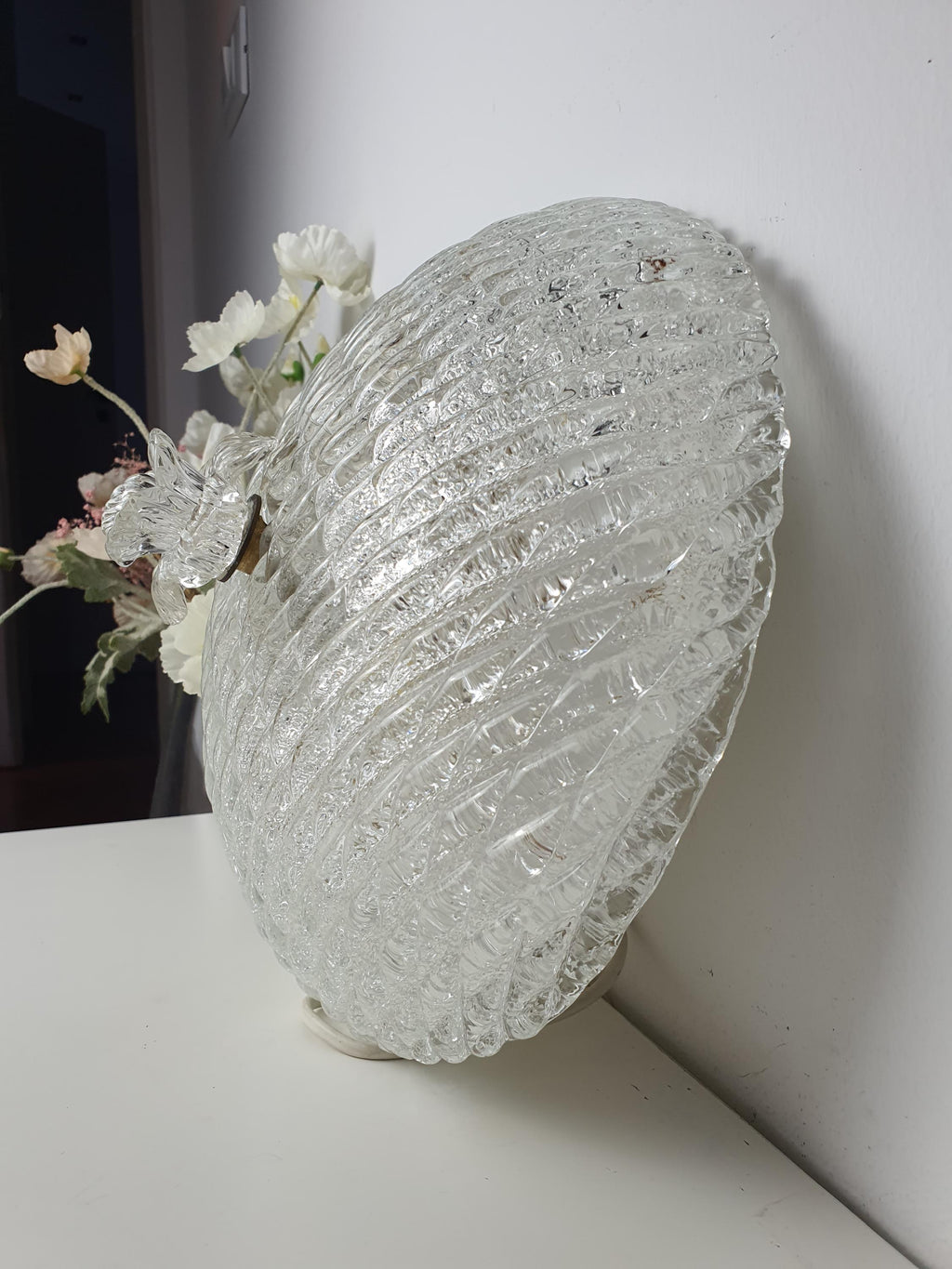 Vintage Murano ribbed shell flush mount in hallway, compact 30cm diameter, warm iced glass glow, low ceiling installation
