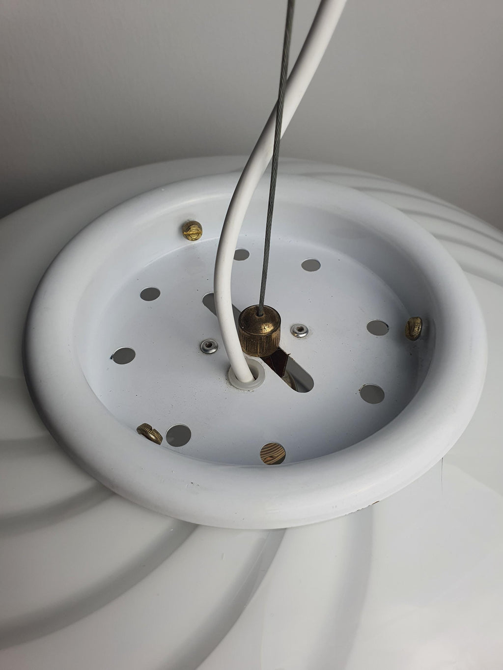 Подвесной светильник из муранского стекла белый шар с волнистым узором в скандинавском минимализме