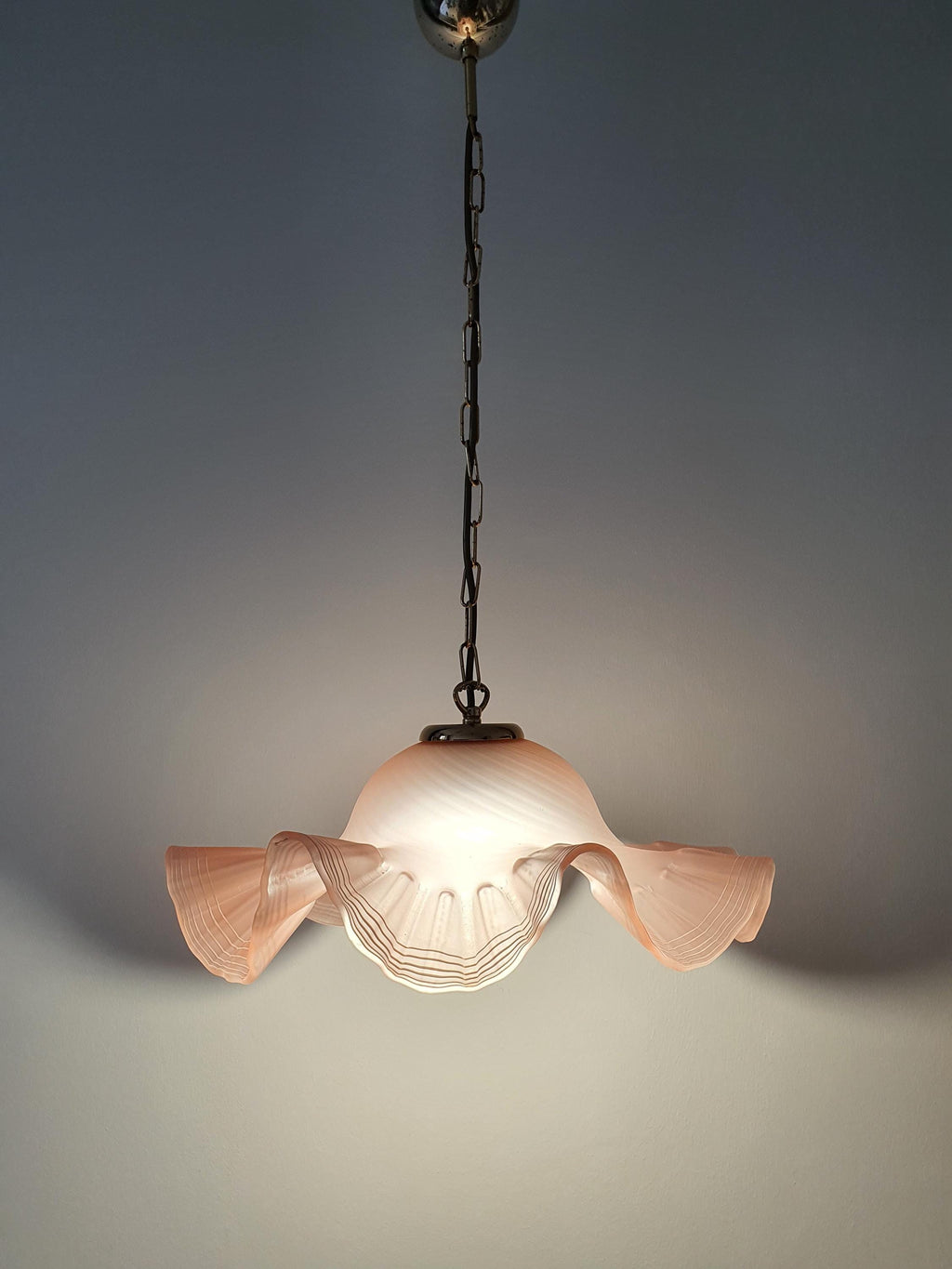 Murano pink glass pendant light — adjustable chain ceiling mount detail