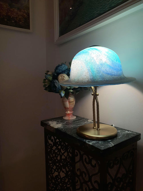 La Murrina Muranoglas Nachttischlampe mit Space-Blue-hutförmigem Schirm und goldener Basis