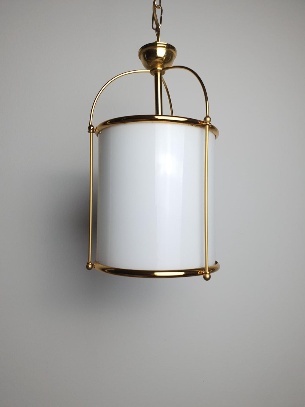金色框架乳白玻璃吊灯 | 中世纪现代入口与浴室照明