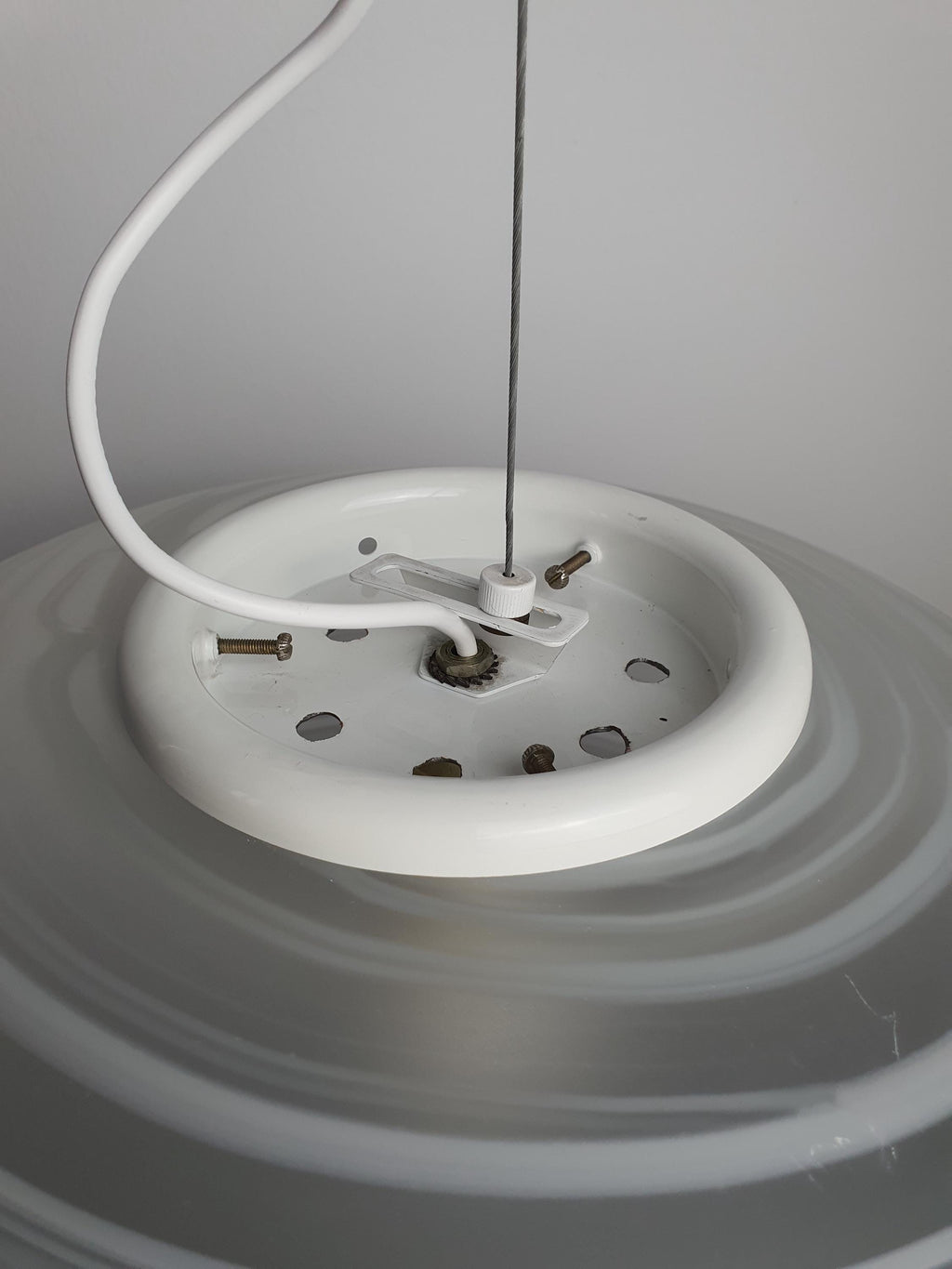 Большой подвесной светильник из матового муранского стекла белый шар со спиральным узором