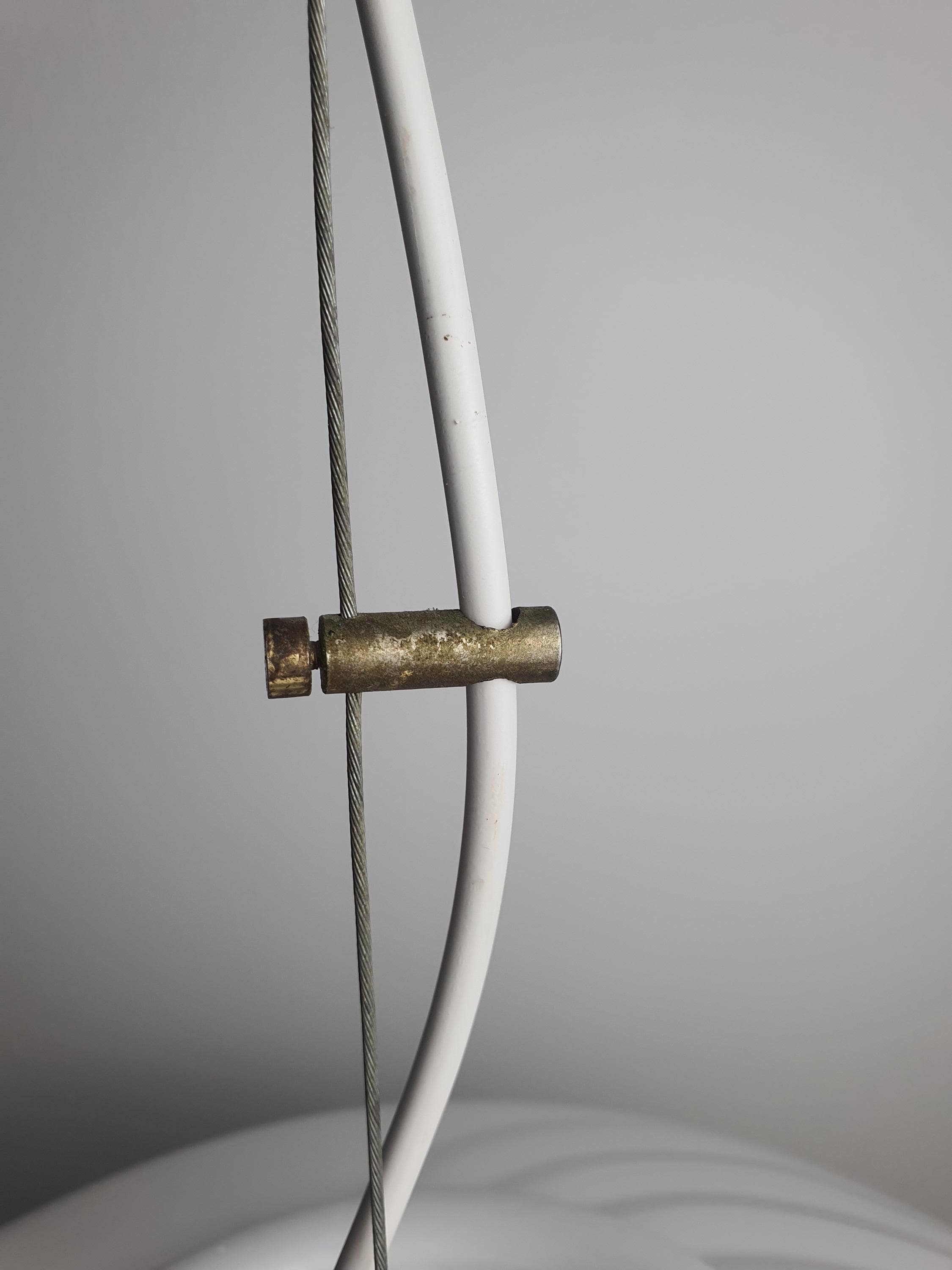 Подвесной светильник из муранского стекла белый шар с волнистым узором в скандинавском минимализме