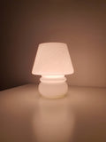1990er Muranoglas Pilzlampe, weißes Wirbelmuster, italienisches Nachttischlicht