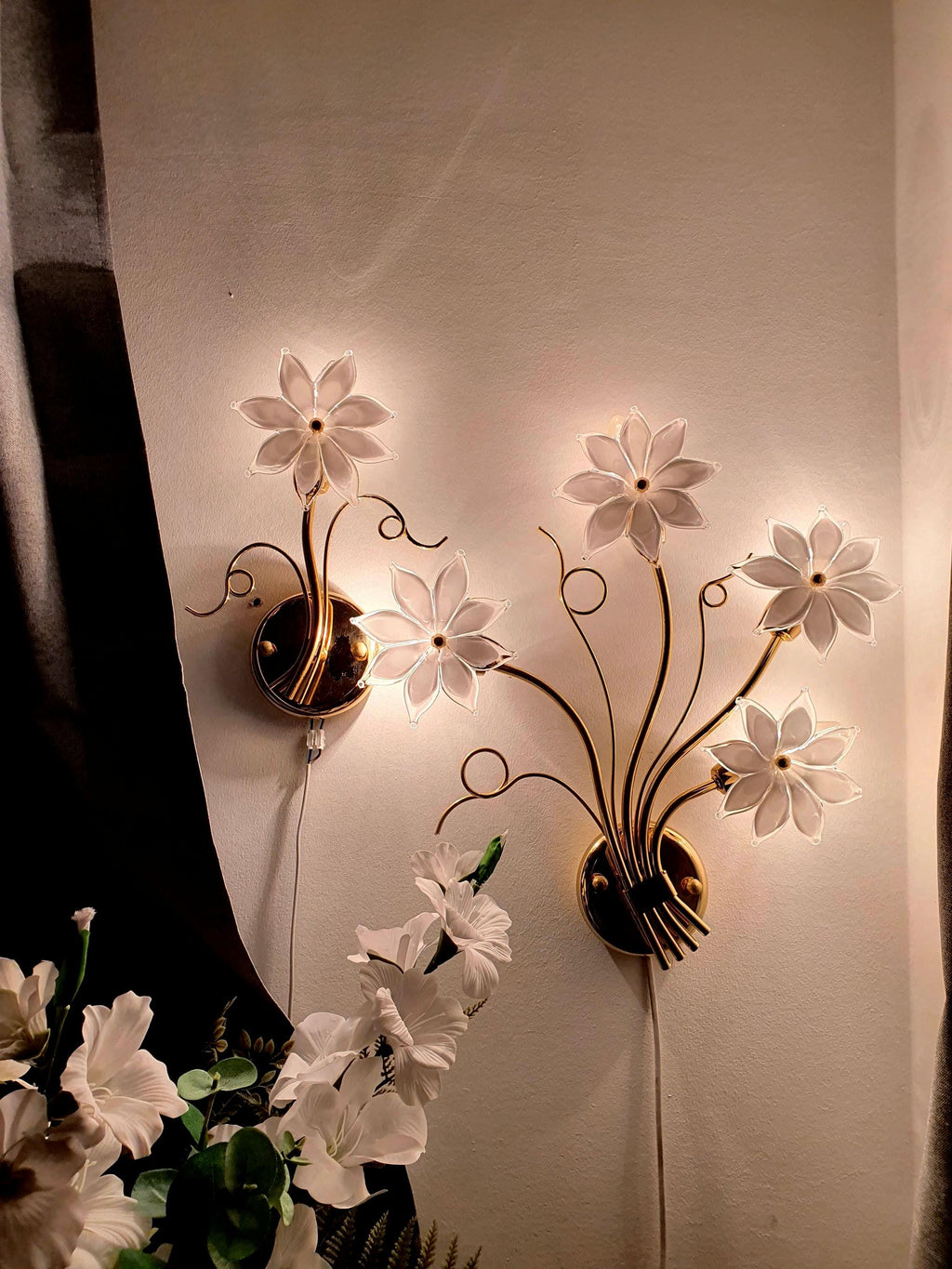 Asymmetrical pair of vintage Italian Murano glass floral wall sconces, white glass flower shades on gold-toned metal frames, 5 blooms total