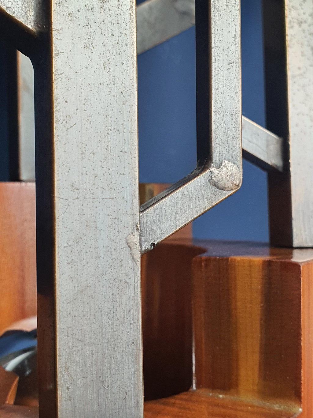 Detail of dark vertical metal elements and wood cube base, signed Carlo Italian Brutalist table lamp, 1970s