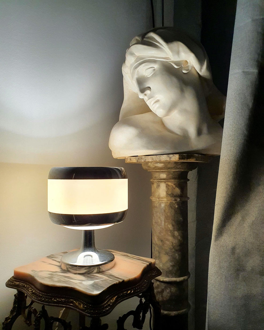 Vintage 1970s Italian Space Age table lamp, beige ABS, chrome-plated details, opalescent PMMA diffuser, compact retro MCM