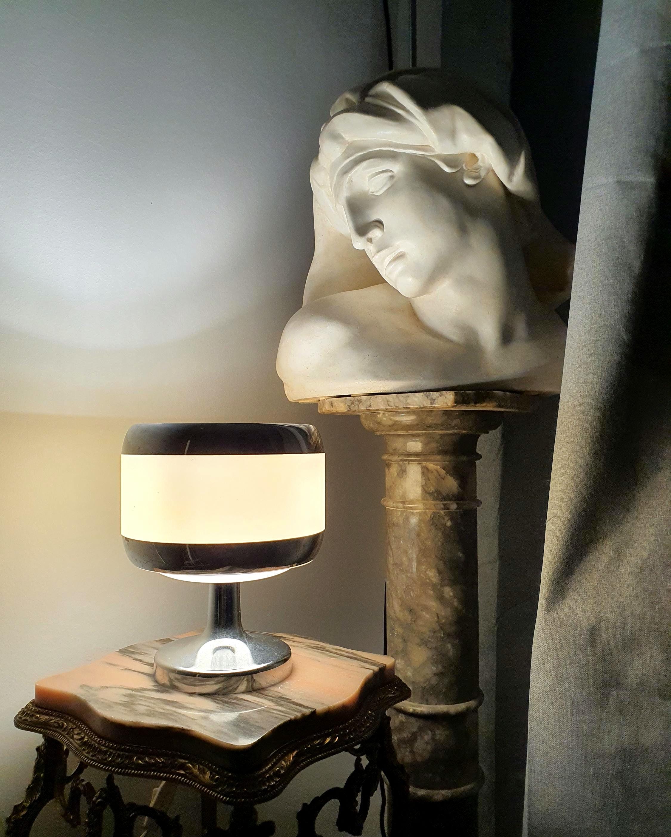 Vintage 1970s Italian Space Age table lamp, beige ABS, chrome-plated details, opalescent PMMA diffuser, compact retro MCM