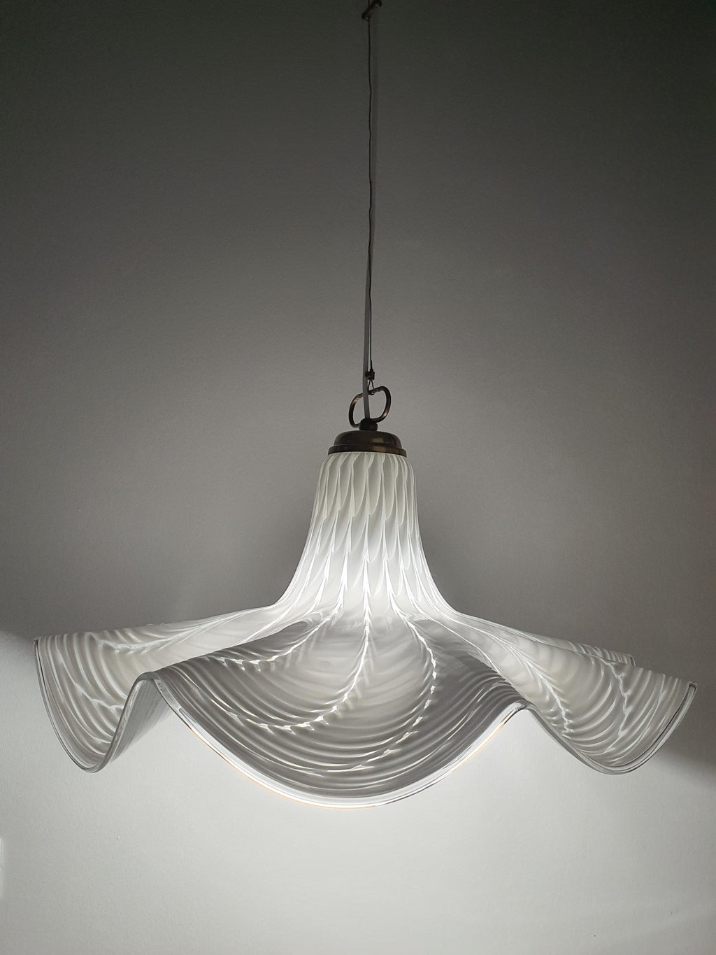 Vintage Murano glass Fazzoletto pendant light, white flowing wave handkerchief form, gold fittings, Italy