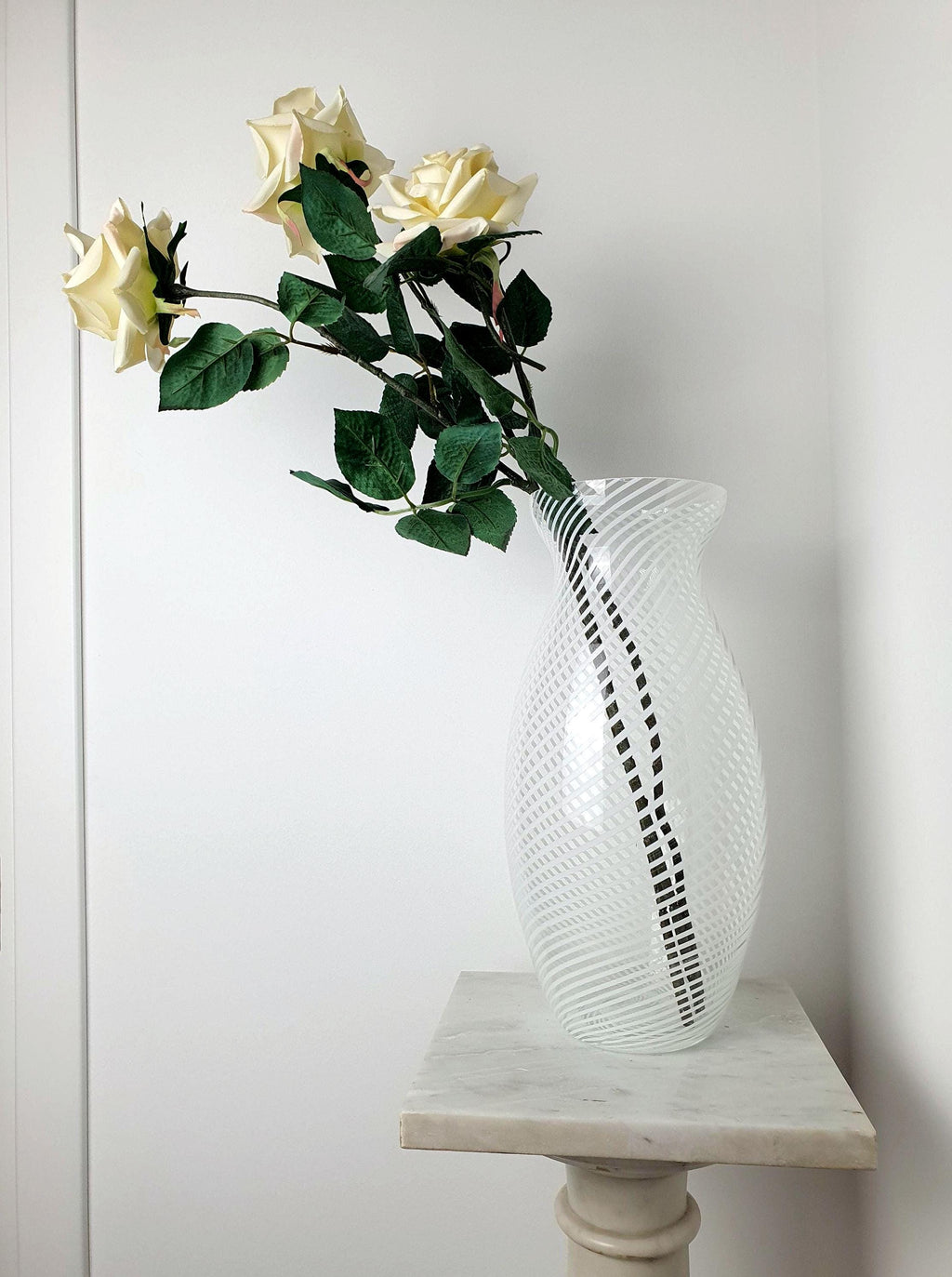 Vase filigrane vintage en verre de Murano, style Paolo Venini, verre transparent à lignes tourbillon blanches
