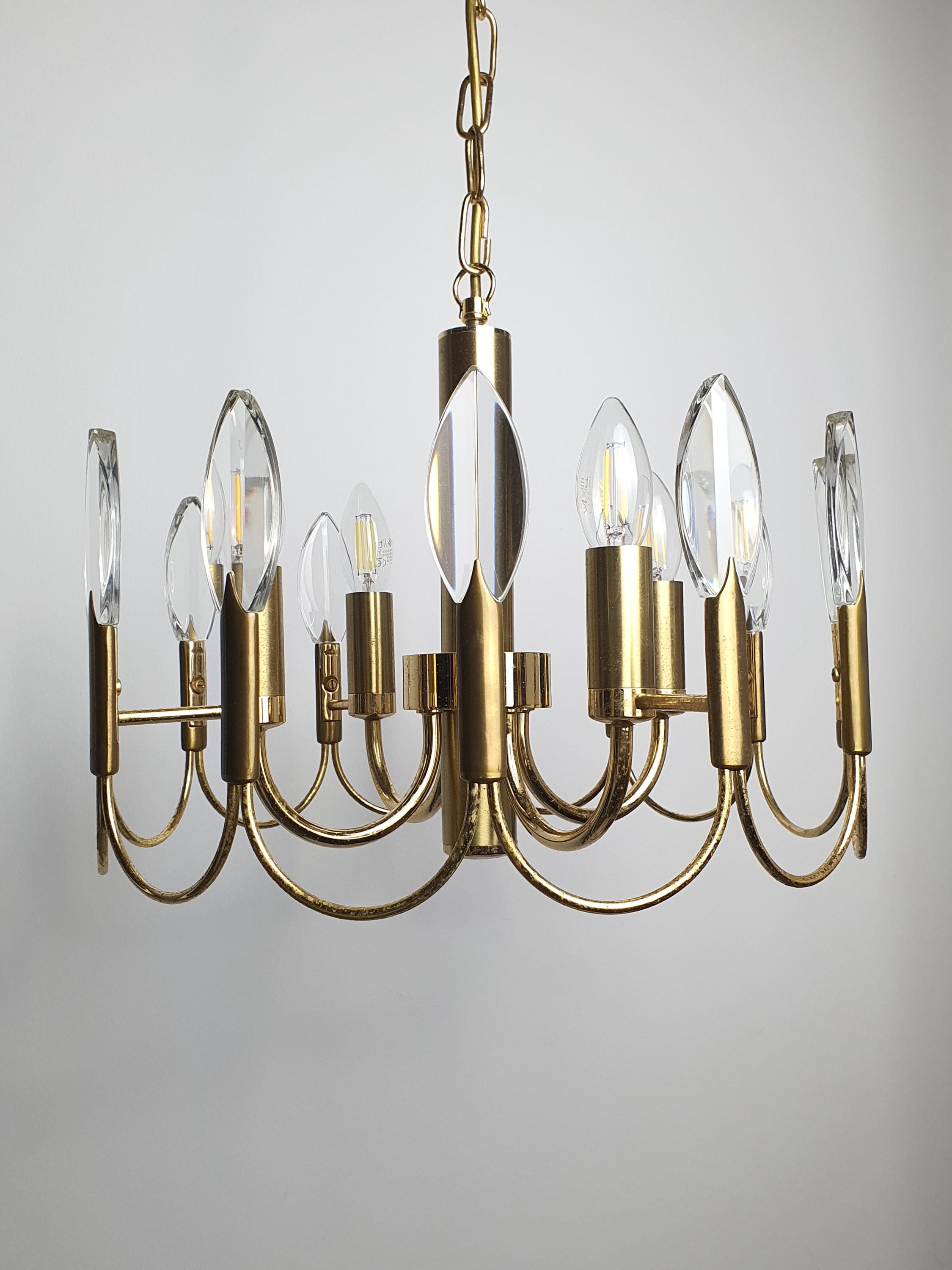 Sciolari-attributed 4-arm lustre vue de face, four brass arms à double-wave motif, faceted crystal drops, doréen finish