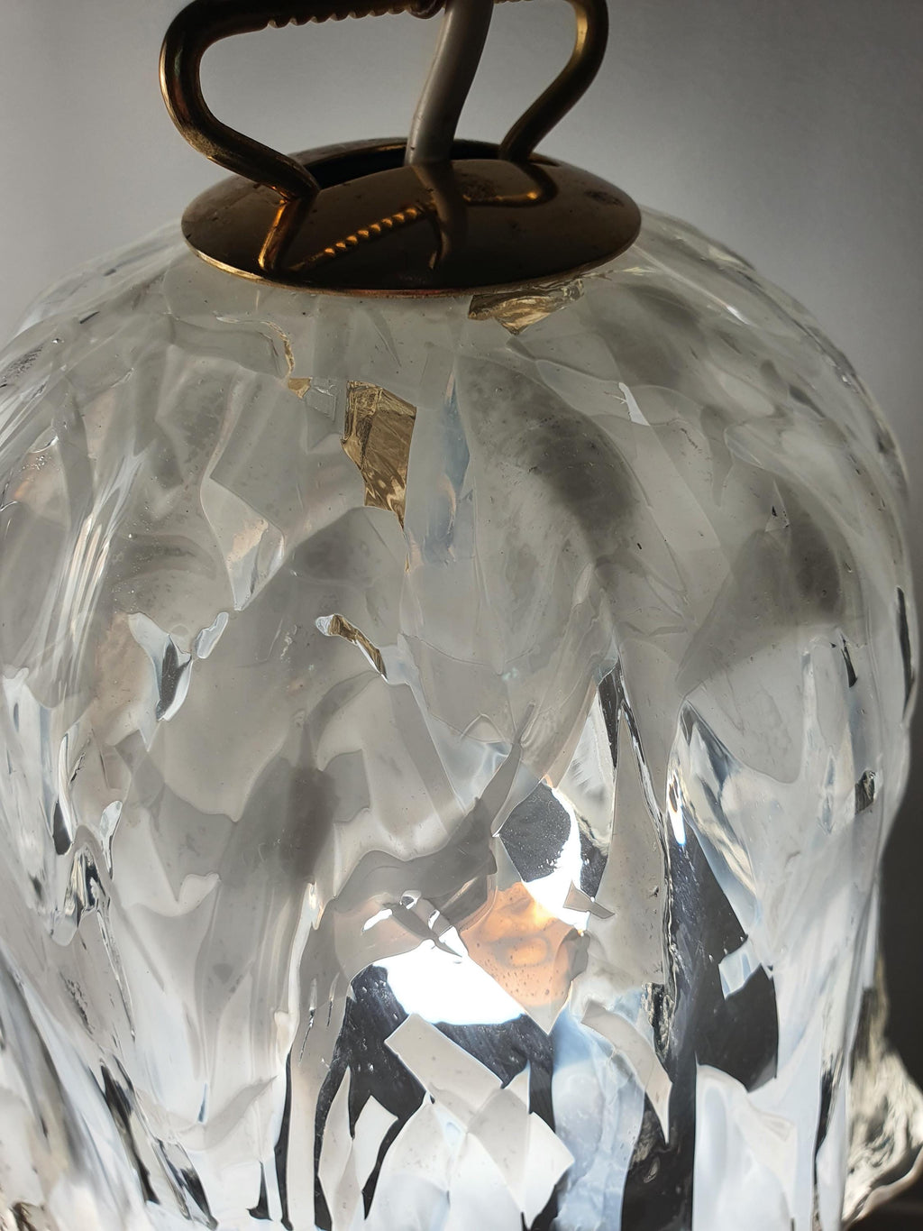 Sculptural glass folds on a white and clear La Murrina Fazzoletto pendant
