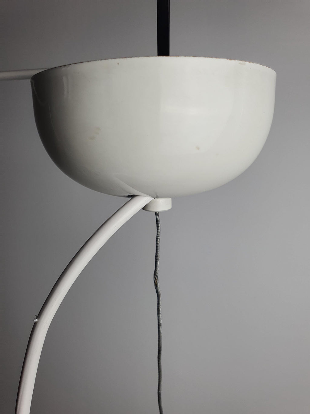 Большой подвесной светильник из матового муранского стекла белый шар со спиральным узором