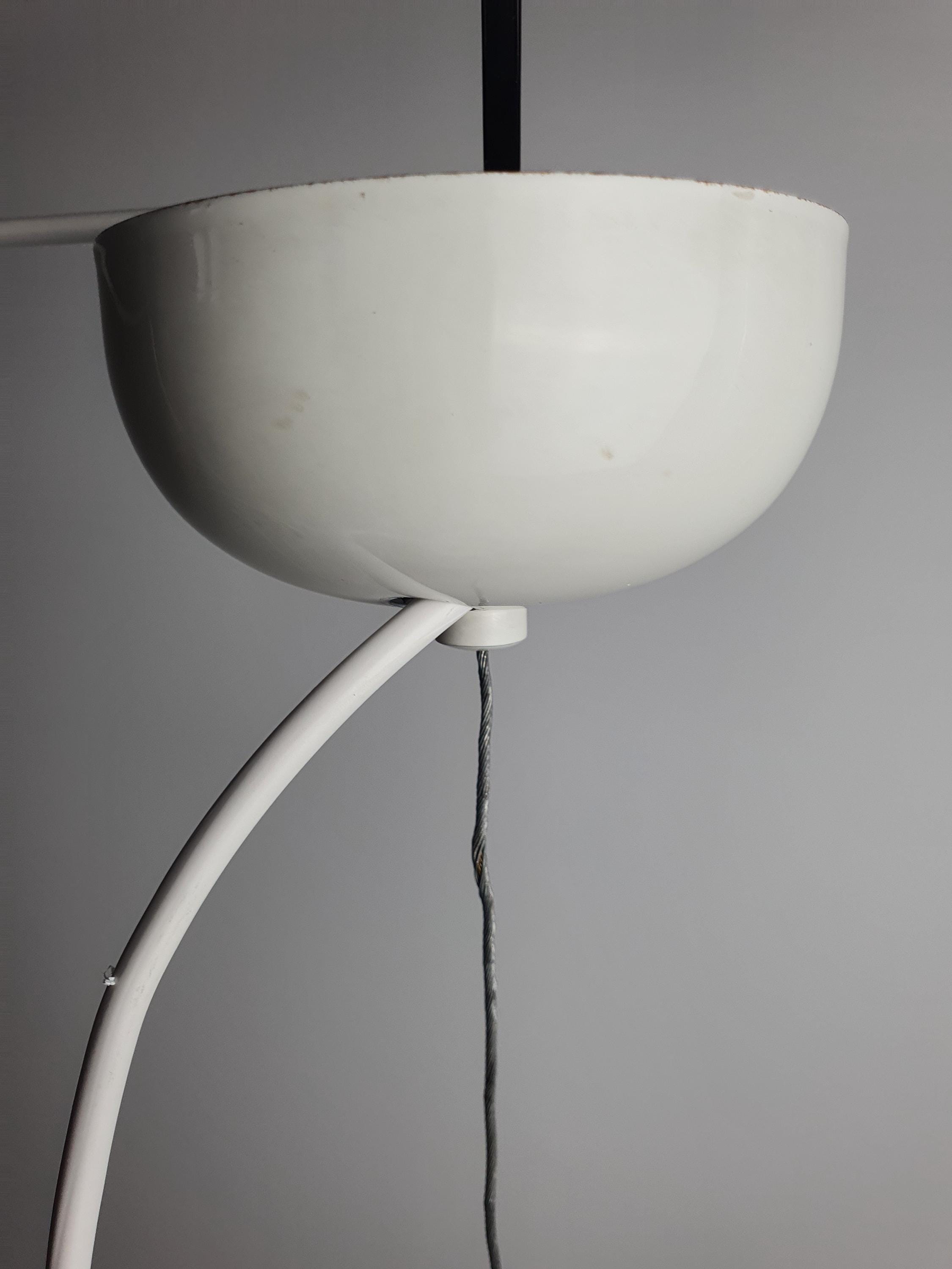 Большой подвесной светильник из матового муранского стекла белый шар со спиральным узором