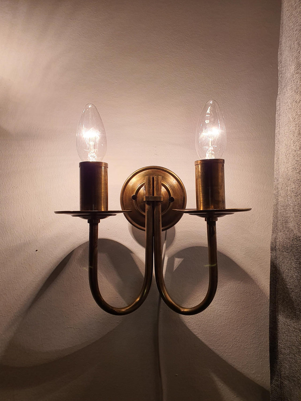 Vintage Italian double-arm lacquered brass wall sconce side profile, showing 11cm depth, double candle arm and brass base